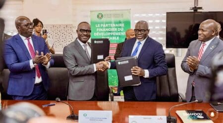La BIDC et le gouvernement de Guinée ont signé le lundi 10 novembre 2025 à Conakry deux accords de prêt d’un montant total de 123,451 millions d’euros, témoignant d’un engagement fort en faveur du développement durable et de la diversification économique. Ces financements ciblent deux secteurs stratégiques : l’éducation agricole et l’électrification rurale, essentiels pour renforcer l’économie nationale et améliorer les conditions de vie des populations.