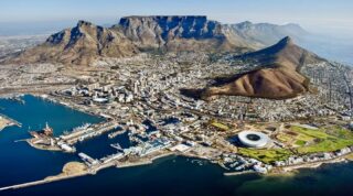 Si elle est désignée, l’Afrique du Sud deviendra ainsi le premier pays hôte de cet événement mondial sur le continent africain. Le Cap avait déjà posé sa candidature pour accueillir les Jeux de 2004 qui se sont déroulés à Athènes, terminant troisième du vote derrière Rome. Selon les observateurs, il est probable que le gouvernement propose à nouveau sa candidature.