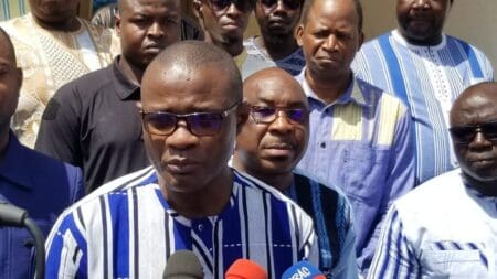 Burkina Faso | Réhabilitation environnementale des sites : l’État réclame 31 milliards FCFA aux compagnies minières Le gouvernement burkinabè intensifie la pression sur les entreprises minières concernant leurs obligations en matière de réhabilitation environnementale. Cette offensive marque la volonté du pays de faire respecter le principe du pollueur-payeur et de protéger les populations riveraines des conséquences environnementales de l’extraction minière.