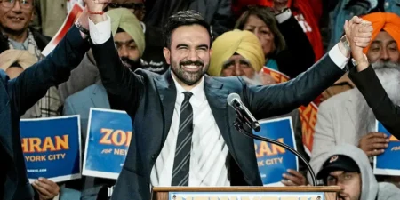 A New York, l’élu local de 34 ans a devancé l’ancien gouverneur de l’Etat, le centriste Andrew Cuomo, et le républicain Curtis Sliwa, selon les projections de plusieurs médias américains. Zohran Mamdani deviendra le 1er janvier le premier maire musulman de la plus grande ville des Etats-Unis.