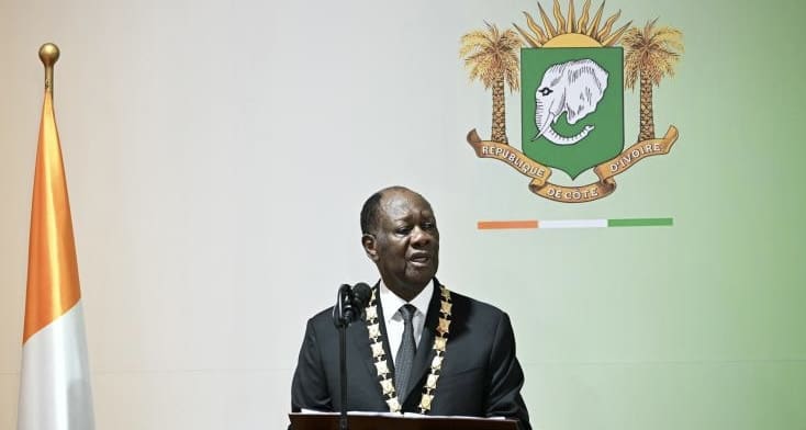 Côte d’Ivoire| Palais présidentiel d’Abidjan : le Président Alassane Ouattara investi pour un quatrième mandat "Devant le peuple souverain de Côte d'Ivoire, je jure solennellement et sur l'honneur de respecter et de défendre fidèlement la Constitution, d'incarner l'unité nationale (...) de remplir consciencieusement les devoirs de ma charge dans l'intérêt supérieur de la Nation," a déclaré M. Ouattara, main droite levée et main gauche sur la Constitution.