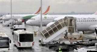 Afrique de l’Ouest | Transport aérien : vers des billets d’avion jusqu’à 40 % moins chers La Commission de la CEDEAO a annoncé la suppression des taxes non directement liées au transport aérien et une réduction de 25 % des redevances passagers et de sécurité dans les douze États membres engagés. Selon les experts, ces mesures pourraient faire baisser le prix des billets d’environ 40 % et stimuler la demande de 20 à 30 %. L’objectif : rendre les voyages aériens plus abordables, soutenir le tourisme et favoriser la libre circulation des personnes et des biens.