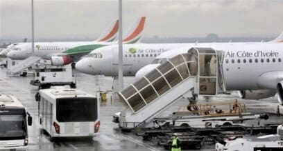 La Commission de la CEDEAO a annoncé la suppression des taxes non directement liées au transport aérien et une réduction de 25 % des redevances passagers et de sécurité dans les douze États membres engagés. Selon les experts, ces mesures pourraient faire baisser le prix des billets d’environ 40 % et stimuler la demande de 20 à 30 %. L’objectif : rendre les voyages aériens plus abordables, soutenir le tourisme et favoriser la libre circulation des personnes et des biens.