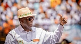 Côte d’Ivoire | Notation souveraine : Fitch Ratings relève la note du Trésor à «BB» L’agence de notation financière justifie le relèvement de la note souveraine de la Côte d'Ivoire par plusieurs facteurs. La notation «BB» témoigne d'une forte croissance, d'une gestion budgétaire saine et de politiques macroéconomiques solides, illustrées par une longue période de désinflation, en plus du soutien des créanciers internationaux.