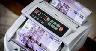 Le score résulte d’une synthèse de 17 indicateurs issus notamment des évaluations du GAFI, de Transparency International et de la Banque mondiale. Ces indicateurs sont déclinés en cinq catégories : la qualité de la réglementation concernant la lutte contre le blanchiment d’argent, les risques de corruption et de fraude, la transparence financière, la transparence de l’action publique et la responsabilité ainsi que les risques juridiques et politiques.