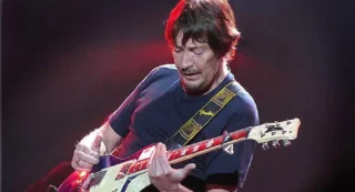 Chris Rea, figure emblématique du rock britannique, s'est éteint à l'âge de 74 ans, selon un communiqué de sa famille et relayé par The Guardian. L'artiste est "décédé paisiblement à l'hôpital... après une courte maladie," précise le communiqué.
