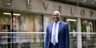 La banque américaine Citigroup est le chef de file de cette opération qui porte sur l’obligation lancée en novembre, qui avait permis à Brazzaville de lever 670 millions de dollars, sa première émission de ce type depuis près de vingt ans ! Le titre, assorti d’un coupon de 9,875 % et à échéance novembre 2032, prévoit un remboursement du principal en cinq tranches annuelles égales à partir de 2028. La réouverture permet de lever des ressources additionnelles sur cet instrument existant, les nouveaux titres étant placés au prix du marché, afin de tirer parti de l’intérêt suscité par l’émission initiale, d’améliorer la liquidité du titre et de limiter les coûts de transaction.