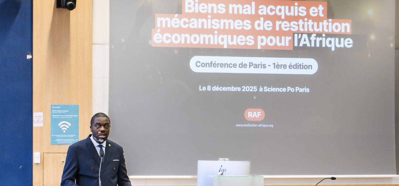 Par un changement de paradigme audacieux, la conférence du 8 décembre 2025 organisée par le Collectif Restitution pour l’Afrique (RAF) a marqué un tournant. Au-delà de la simple dénonciation, experts et juristes dessinent une nouvelle ère : celle de la responsabilité des multinationales et de la restitution comme droit humain inaliénable. C’était une assemblée décidée à en finir avec la fatalité. En effet, réunis le 8 décembre 2025, magistrats, lanceurs d’alerte et experts internationaux ont répondu à l’appel du Collectif Restitution pour l’Afrique (RAF) pour disséquer une mécanique de prédation qui prive le continent de son avenir. Loin des discours convenus, les débats ont mis en lumière une réalité crue : les flux financiers illicites ne sont pas des accidents de parcours, mais le fruit d’une architecture pensée pour la captation des richesses.