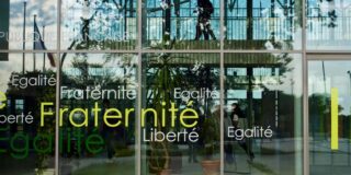 Ce modèle, pensé comme émancipateur pour la métropole, a été exporté dans les colonies, contribuant à former des élites locales tout en maintenant une dépendance politique et culturelle.