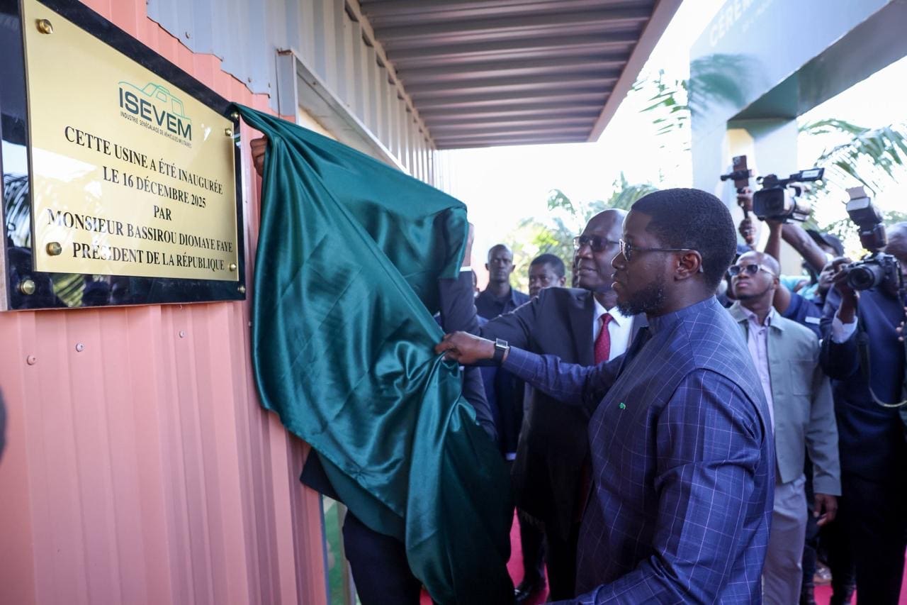 Défense | Le Sénégal se dote d’une usine militaire : un tournant stratégique vers la souveraineté Implantée à Diamniadio, à une trentaine de kilomètres à l’est de Dakar, la nouvelle usine est détenue par l’Industrie sénégalaise de véhicules militaires (ISEVEM). Le site industriel affiche une capacité de production annuelle de 1 000 véhicules militaires tactiques, destinés aux forces de défense et de sécurité du pays.