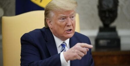 «Je n'en veux pas dans notre pays.» Le président américain Donald Trump s'est lancé mardi dans une violente diatribe contre la Somalie, affirmant que les migrants de ce pays d'Afrique ne devraient pas être les bienvenus aux États-Unis. Il s'exprimait au sujet d'un scandale dans l'État du Minnesota (nord), où, selon la justice locale, plus d'1 milliard de dollars ont été versés à des services sociaux inexistants, principalement par le biais de fausses factures émises par des Américains d'origine somalienne.