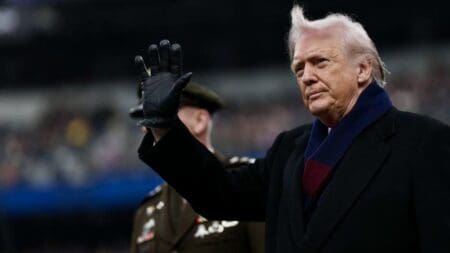 Donald Trump a reconnu que les républicains pourraient perdre les législatives de mi-mandat en 2026, malgré ce qu’il considère être des succès économiques depuis près d’un an, dans un entretien au Wall Street Journal (WSJ) publié samedi soir.