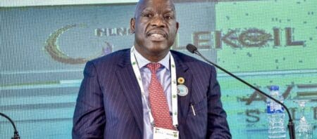 La Commission nigériane de régulation du secteur pétrolier en amont (NUPRC) a annoncé que le Nigeria accueillera désormais le siège du Forum des régulateurs pétroliers africains (AFRIPERF). Pour Gbenga Komolafe, Directeur général de la NUPRC, cette décision illustre la confiance accordée au Nigeria par ses pairs africains. Le pays, qui demeure le premier producteur de pétrole brut du continent, voit ainsi son rôle institutionnel renforcé dans un secteur vital pour l’économie africaine.  