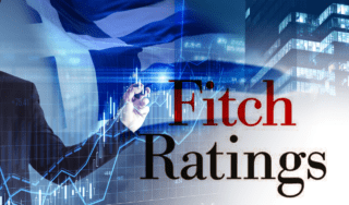 La décision de l’agence Fitch Ratings reflète essentiellement la dégradation de la situation budgétaire de l’Etat qui a du mal à apurer les arriérés de paiement dont souffrent particulièrement les opérateurs économiques. L’aggravation du déficit du Trésor, l’accès de plus en plus limité aux marchés régionaux de la dette, la rareté des financements des créanciers et les amortissements élevés ont engendré de fortes tensions sur les liquidités publiques.