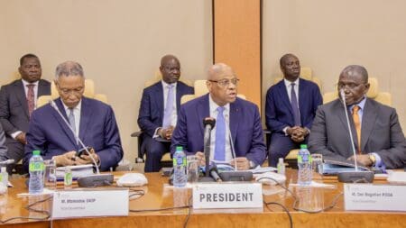 La liquidité bancaire dans l’UEMOA a progressé d’environ 1700 milliards FCFA (3,02 milliards de dollars) entre 2024 et 2025, a annoncé le gouverneur de la BCEAO, Jean-Claude Kassi Brou, à l’issue de la réunion du Comité de politique monétaire du 3 décembre. Cette amélioration traduit un assouplissement notable des conditions de financement au sein de l’Union, dans un contexte où l’activité économique reste vigoureuse. «La liquidité bancaire est abondante,» a souligné le gouverneur, estimant que le système financier est «en mesure de soutenir la dynamique économique.» Les crédits au secteur privé ont ainsi progressé de 6% sur un an, confirmant que la croissance s’appuie sur un financement bancaire robuste.