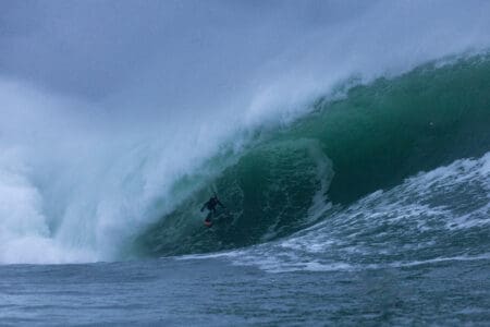 Portugal | Jerôme Sahyoun : le surf marocain s’invite sur la scène mondiale du TUDOR Nazaré Big Wave Challenge Jusqu’ici, le TUDOR Nazaré Big Wave Challenge était l’apanage de l’élite du surf venue d’Europe, des Amériques et, plus rarement, d’Océanie.
