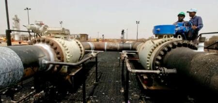 Le champ pétrolier de Heglig est crucial pour Juba car il abrite la principale usine de traitement du pétrole sud-soudanais, qui rapporte l'essentiel des recettes publiques du pays. Le trafic pétrolier à Heglig se poursuit, mais en volumes considérablement réduits.