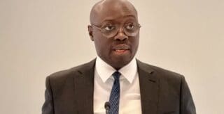 Le ministre des Finances, Cassiel Ato Forson, a annoncé la mobilisation de 1,7 milliard de dollars pour financer la construction de l'autoroute reliant Accra à Kumasi. Longue de 176 kilomètres, cette infrastructure figure parmi les projets phares du programme gouvernemental « Big Push », qui entend accélérer la transformation économique du Ghana grâce à des investissements massifs dans les infrastructures.