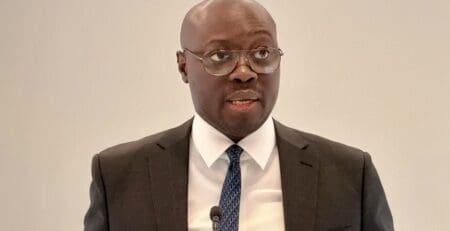 Le différend est né dans le sillage du défaut de paiement du Ghana en 2022 et de son programme d’assistance avec le FMI. Dans le cadre de sa restructuration de dette, Accra avait tenté d’inclure la créance d’Afreximbank, une option rejetée par la banque qui revendique un statut de créancier privilégié, à l’instar de ses consœurs multilatérales.