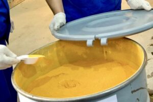 La justice française s’est officiellement saisie du dossier concernant le mouvement non autorisé de stocks d’uranium au Niger. L’enquête, pilotée par les magistrats spécialisés en criminalité financière et sécurité nationale, porte sur des soupçons de vol en bande organisée, possiblement réalisé pour le compte d’un État tiers. Fait notable : la plainte déposée par le géant nucléaire français Orano remonte au 18 août 2024.