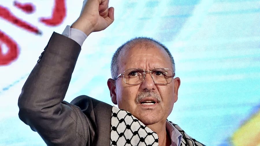 Tunisie | Après avoir chassé Benali, l’UGTT déclare la guerre à Kaïs Saïed Ce syndicat historique qui a été en pointe lors de la révolution qui avait précipité la chute de Benali en 2011, dit vouloir «protester contre sa répression croissante des critiques» et exige l’ouverture immédiate des négociations salariales. Cette grève pourrait paralyser tout le pays et mettre à rude épreuve un gouvernement déjà à court d'argent, et qui doit affronter la montée du mécontentement de la population face à la dégradation des services publics et la chute du niveau de vie des couches populaires et des classes moyennes.