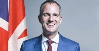 La Grande-Bretagne avait promis un soutien financier à ce projet de 20 milliards de dollars US via UK Export Finance en 2020, peu avant de s'engager à cesser de fournir un soutien gouvernemental direct aux projets d'exploitation des combustibles fossiles à l'étranger.