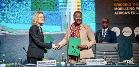 Le 26 novembre à Rabat, la BAD et la Société Générale ont officialisé un partenariat stratégique autour de la SST Platform, un mécanisme conçu pour alléger les exigences en capital des institutions de développement et renforcer la solidité de leur bilan. Cette plateforme s’inscrit dans la continuité de l’initiative «Room to Run» (R2R), lancée en 2018, et ambitionne d’aller encore plus loin : un dispositif rotatif, évolutif et capable de mobiliser des investissements privés à grande échelle grâce au transfert de risque.
