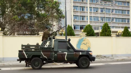 Les obligations à échéance 2052 ont perdu jusqu'à 1,8 centime pour s'établir à 88,04 centimes d'euro, selon les données de Tradeweb, tandis que les obligations libellées en dollars ont reculé d'environ 1,5 centime. Les échéances à plus long terme, qui avaient enregistré les baisses les plus importantes, ont par la suite réduit leurs pertes, les obligations arrivant à échéance en 2038 et au-delà affichant une baisse d'à peine plus d'un centime chacune.