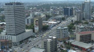 Un pouvoir d’achat structurellement faible Dans la majorité des ménages congolais, les revenus sont instables et insuffisants pour soutenir une consommation durable. Le problème n’est pas seulement l’absence d’emplois, mais surtout la qualité des emplois. Beaucoup travaillent, mais gagnent trop peu pour consommer, épargner ou investir. Cette fragilité de la demande intérieure explique pourquoi de nombreuses entreprises survivent sans réellement croître. Les ventes sont irrégulières, les marges faibles et la capacité d’expansion limitée.