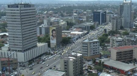 Un pouvoir d’achat structurellement faible Dans la majorité des ménages congolais, les revenus sont instables et insuffisants pour soutenir une consommation durable. Le problème n’est pas seulement l’absence d’emplois, mais surtout la qualité des emplois. Beaucoup travaillent, mais gagnent trop peu pour consommer, épargner ou investir. Cette fragilité de la demande intérieure explique pourquoi de nombreuses entreprises survivent sans réellement croître. Les ventes sont irrégulières, les marges faibles et la capacité d’expansion limitée.
