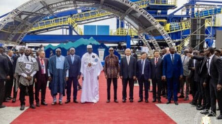 Simandou a été inauguré en grande pompe en novembre dernier par le Général Mamady Doumbouya, largement favori à l’élection présidentielle du 28 décembre. La mise en service de Simandou a renforcé la position de leader mondial du fer et de la bauxite de la Guinée. La bauxite est utilisée pour la production d'aluminium.