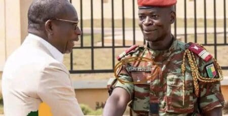 Cette révélation risque d’envenimer des relations déjà tendues entre Cotonou et Lomé, le régime d’Eyadema fils étant soupçonné de servir de base de déstabilisation de son voisin béninois, l’une des rares démocraties dans une sous-région où les pouvoirs militaires s’installent durablement.