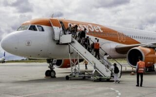 Cette évolution s’est faite d’abord très lentement, dans les années 1970 alors que l’aviation civile avait déjà conquis ses lettres de noblesse. Les voyages à motivation personnelle ne représentaient qu’une petite partie de la clientèle, autour de 20% alors que la proportion s’est maintenant inversée. Comment en est-on arrivé là ?  