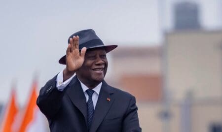 L’année 2025 aura constitué une étape politique majeure pour la Côte d’Ivoire. Marquée par l’élection présidentielle du 25 octobre et les législatives du 27 décembre, elle a confirmé, selon le Président, la maturité démocratique du pays et l’attachement des Ivoiriens à la paix et à la stabilité. Réélu à une large majorité, Alassane Ouattara a vu cette confiance renouvelée lors des législatives, qui ont consacré une nette victoire du parti présidentiel, lui assurant une majorité confortable à l’Assemblée nationale.