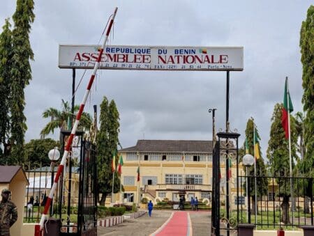 Éclairage | Législatives 2026 au Bénin : l’opposition victime de son amateurisme politique Au lendemain des élections législatives de janvier 2026, un constat s'impose : la réforme du Code électoral a produit l'effet structurel recherché. Le Bénin ne joue plus dans la cour de l'émiettement politique. En hissant le seuil de représentativité à 20 % des suffrages par circonscription, le législateur a imposé une cure de rigueur administrative qui, si elle laisse des acteurs sur le carreau, jette les bases d'une stabilité institutionnelle durable.