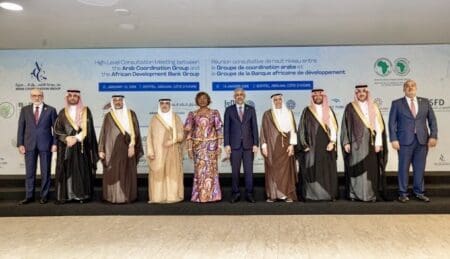 La consultation de haut niveau organisée au siège de la Banque africaine de développement marque un tournant dans la relation entre l’ACG et la BAD. Jusqu’ici fondée sur des interventions souvent ponctuelles, leur coopération entend désormais gagner en cohérence et en impact, en s’inscrivant dans une logique de co-investissement programmatique et structuré. Cette évolution intervient alors que l’Afrique fait face à un déficit de financement du développement de plus en plus marqué, dans un contexte de resserrement des conditions financières internationales, de hausse du coût de la dette et de vulnérabilités macroéconomiques persistantes. Les besoins en capitaux sont considérables, notamment pour soutenir l’accès universel à l’énergie, renforcer la résilience climatique, assurer la sécurité alimentaire, accélérer l’intégration régionale et stimuler une croissance tirée par le secteur privé.