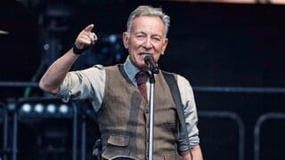 Bruce Springsteen a dénoncé l’ICE pour ses «tactiques de Gestapo» et lui a lancé «foutez le camp de Minneapolis» lors d’une apparition sur scène dans le New Jersey le week-end dernier. The Boss, critique de longue date de Donald Trump et de son administration, est apparu récemment au Light Of Day Winter Festival, un événement annuel qui recueille des fonds pour la maladie de Parkinson et d’autres troubles neurodégénératifs. Pendant sa prestation, il a déploré ce que son pays est devenu sous Donald Trump.