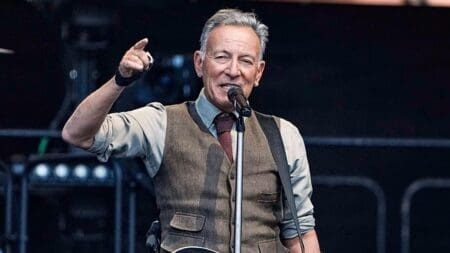 Bruce Springsteen a dénoncé l’ICE pour ses «tactiques de Gestapo» et lui a lancé «foutez le camp de Minneapolis» lors d’une apparition sur scène dans le New Jersey le week-end dernier. The Boss, critique de longue date de Donald Trump et de son administration, est apparu récemment au Light Of Day Winter Festival, un événement annuel qui recueille des fonds pour la maladie de Parkinson et d’autres troubles neurodégénératifs. Pendant sa prestation, il a déploré ce que son pays est devenu sous Donald Trump.