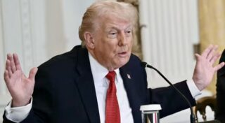 Les pays sanctionnés à hauteur de 10 % à partir du 1er février, déclare le président Trump, sont la France, le Danemark, la Finlande, le Royaume-Uni, les Pays-Bas, la Suède, l'Allemagne et la Norvège. Des droits de douane additionnels de 15 % viendront renforcer les sanctions pour les porter à 25 % à partir du 1er juin 2026.