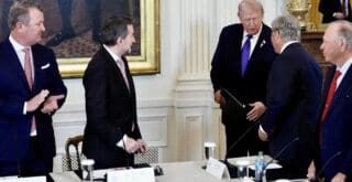 Ce scepticisme ne relève pas d’un positionnement idéologique, mais d’un calcul économique rationnel. Instabilité politique chronique, incertitude juridique, risques de sanctions, institutions fragilisées et précédents d’expropriation font du Venezuela un environnement où le risque dépasse largement l’opportunité.