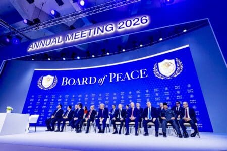 L’analyse repose sur les dynamiques historiques relatés dans les écrits d’Ibn Khaldoun à Paul Kennedy et sur des indicateurs contemporains tels que Mshare et CINC, tout en examinant la réorganisation pragmatique de la sécurité internationale via le «Conseil de la paix» du Président Donald Trump.