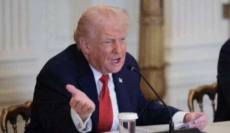 Donald Trump a menacé, vendredi 16 janvier, d'augmenter les droits de douane des pays qui ne soutiendraient pas son plan pour acquérir le Groenland, au moment où plusieurs nations européennes ont annoncé y envoyer des militaires en soutien au Danemark.