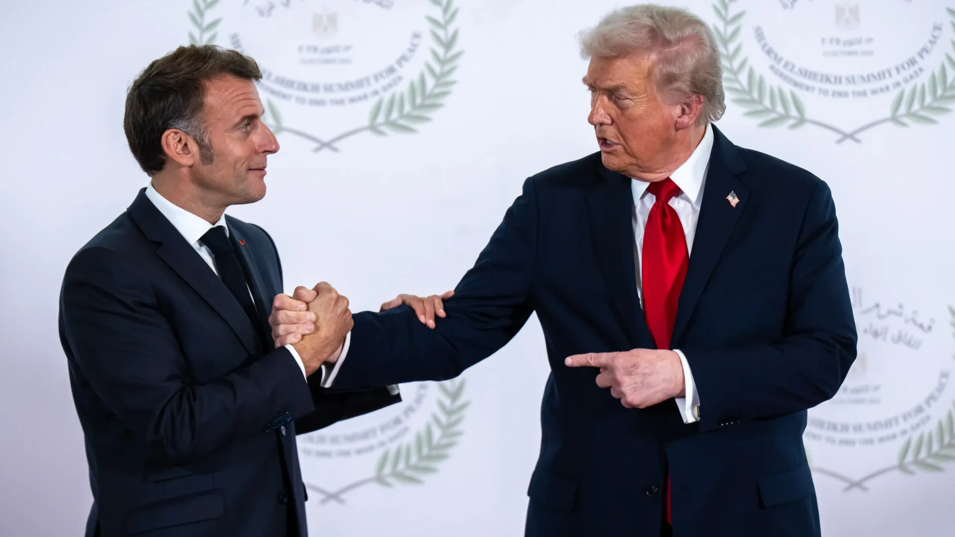 Chantage commercial | Emmanuel Macron sous pression : menace de Donald Trump d’une taxe « de 200% sur ses vins et champagnes » s’il refuse d’adhérer â son « Conseil de paix » Le président américain Donald Trump a menacé d'imposer des droits de douane de 200% sur les vins et champagnes français, mardi 20 janvier, en réponse au refus de son homologue Emmanuel Macron de rejoindre son "Conseil de paix."