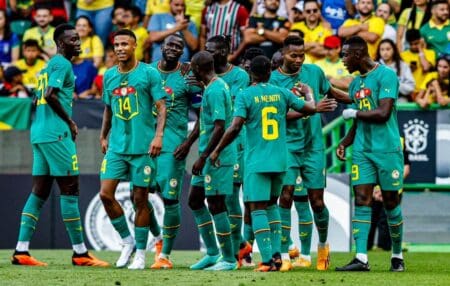 Après le titre, les sanctions ? Le Sénégal, qui a risqué très fort la défaite sur tapis vert, devrait payer la décision de son sélectionneur Pape Thiaw de faire rentrer ses joueurs aux vestiaires en plein match pour protester contre le penalty accordé au Maroc, dimache lors de la finale de la CAN 2025. Cela a provoqué des scènes déplorables en tribunes avec des violences commises par certains supporters sénégalais contre des stadiers.