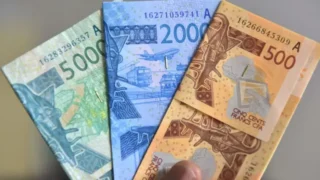 Le franc CFA est devenu, au fil des années, bien plus qu’un instrument monétaire. Il est un symbole, parfois un exutoire, souvent un raccourci commode pour expliquer des difficultés profondes. À chaque crise politique ou sécuritaire, il revient au centre du débat, présenté tantôt comme un carcan, tantôt comme un vestige colonial à abattre pour accéder enfin au développement.  