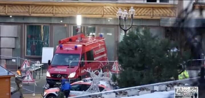 Suisse | Incendie dans un bar- restaurant à Crans-Montana : plusieurs dizaines de personnes ont été tuées De nombreux secours ont été engagés dans la nuit et la matinée sur les lieux du drame. Plusieurs hôpitaux à l'extérieur du Valais, dont le CHUV et les HUG, sont mobilisés pour accueillir des blessés, souvent des grands brûlés. Au vu de la gravité de la situation des événements, le Conseil d'Etat a décidé de décréter l'état de situation particulière.