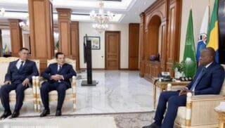 Gabon | Investissement : Mercure International mise sur la diversification et les infrastructures portuaires Présent au Gabon depuis 1994, après le rachat du centre commercial Mbolo, Mercure International s’est imposé comme un pilier du commerce moderne dans le pays. Fort de ses activités dans 18 pays, principalement en Afrique et en Méditerranée, le groupe s’est diversifié dans la grande distribution, l’immobilier commercial, la logistique et l’agroalimentaire. Cette stratégie lui permet de développer des modèles intégrés, combinant gestion immobilière et plateformes logistiques adaptées aux marchés émergents.