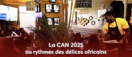 Maroc | CAN 2025 : quand le football ouvre l’appétit pour la gastronomie africaine Pour les visiteurs, la découverte est souvent une révélation. Youssef, supporter marocain venu suivre un match entre deux sélections ouest-africaines, raconte sa première dégustation d’un plat sénégalais. "J’ai goûté le mafé un peu par curiosité. Je ne m’attendais pas à autant de profondeur de goût. Le poulet, le riz, les épices… c’est succulent. On sent que c’est une cuisine qui rassemble."