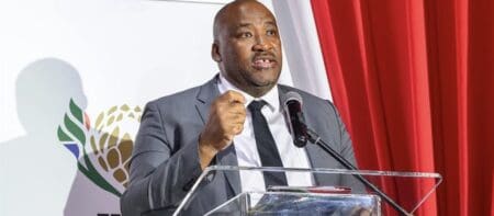 Dernier témoignage en date : une lettre adressée le 6 janvier 2026 par Gayton McKenzie, ministre sud-africain des Sports, des Arts et de la Culture, à Mohamed Saad Berrada, ministre marocain de l’Éducation nationale, du Préscolaire et des Sports. Dans ce courrier officiel, signé au nom du gouvernement sud-africain, M. McKenzie salue une «réussite exceptionnelle» et adresse «ses plus chaleureuses félicitations au Royaume du Maroc pour la manière véritablement remarquable dont il organise la Coupe d’Afrique des nations 2025.»