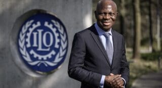Rapport OIT | Le chômage se stabilise, mais les travailleurs pauvres explosent Si le taux moyen de chômage devrait se maintenir à 4,9% en 2026, un niveau relativement bas, équivalent à 186 millions de personnes sans emploi, des millions de travailleurs à travers le monde restent privés d’emplois de qualité et vivent dans la précarité. Soit, ils vivent dans la pauvreté, soit ils peuvent y basculer à tout moment : «la résilience de la croissance et la stabilité des chiffres du chômage ne doivent pas nous détourner d’une réalité plus profonde : des centaines de millions de travailleurs demeurent piégés dans la pauvreté, l’informalité et l’exclusion,» met en garde le Directeur général de l’OIT, Gilbert F. Houngbo.